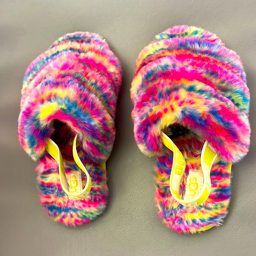 Kids size 11 ugg slippers in great condition